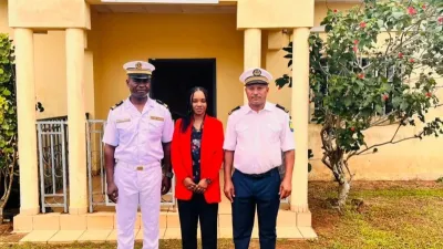 Le nouveau chef de la station maritime de Gamba (g) et son prédécesseur (d) autour de la déléguée provinciale de la Marine marchande de l’Ogooué-Maritime, Ernestine Iyona Siadou