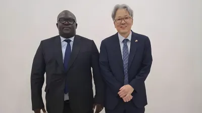 Me Denis Mboumba en compagnie de Shin Song Bum, ambassadeur de Corée au Gabon.