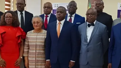 Les membres du gouvernement (premier plan) entourés du bureau du Comité tripartite 