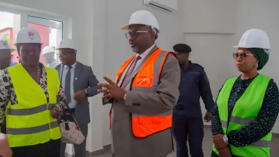 Le ministre Charles Edgar Mombo lors de la visite des chantiers.
