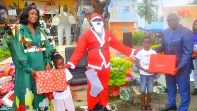 Le gouverneur Jules Njéki et la représentante de la première dame, Sandrine Prisca Mengue Me Ngomo Eyene