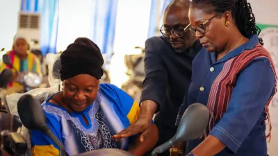 Cérémonie de remise de scooters à Moanda