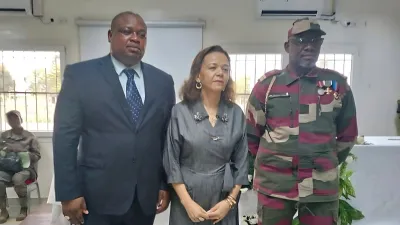 Autour du ministre de la Santé, le médecin colonel Edmery Mpouho et le Pr Dyatta (g)