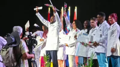 Les nouveaux médecins brandissant leurs diplômes