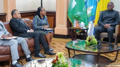 Oligui Nguema, président de la république, Awanang-Anato, ministre des affaires sociales et Rebienot Pellegrin, Directeur général de la CNSS 