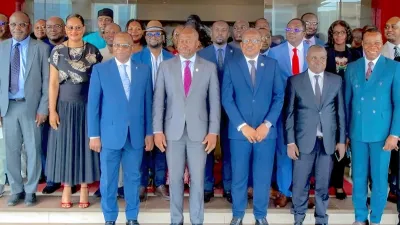Photo de famille officiels après le lancement de deux projets pour la sécurité alimentaire