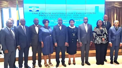 Les officiels lors du lancement de la table ronde nationale sur l’évaluation du processus électoral 2024-2025