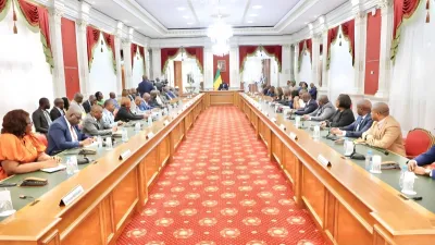 Brice Clotaire Oligui Nguema, président du Gabon reçoit les syndicats de la Santé