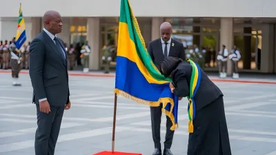 Un membre du gouvernement faisant allégeance au drapeau.