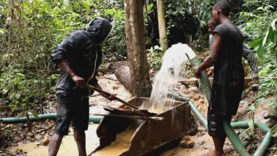Orpailleurs au Gabon
