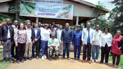 Le ministre de l’Agriculture, Pacôme Kossy, et sa délégation sur le site agricole ‘’Grand Minkong’’ dans le canton Woleu.
