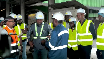 Pacôme Kossy, ministre de l'agriculture visitant les installations de Olam