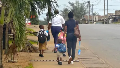Deux parentes accompagnant leurs enfants à l’école.