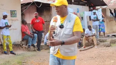  Paul-Marie Gondjout, ministre de la Communication, également candidat UDB