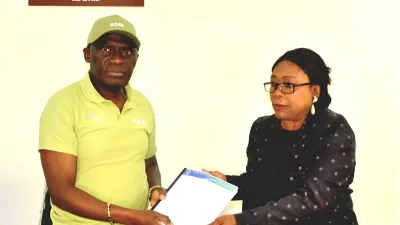 Le président fédéral Pierre-Alain Mounguengui recevant le rapport final de la Commission