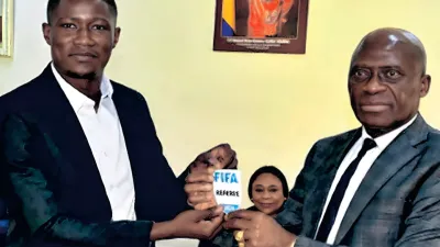 Pierre Atcho recevant son badge FIFA de la part du président fédéral Pierre-Alain Mounguengui