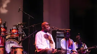 Pierre-Claver Akendengué, auteur, compositeur, musicien gabonais 