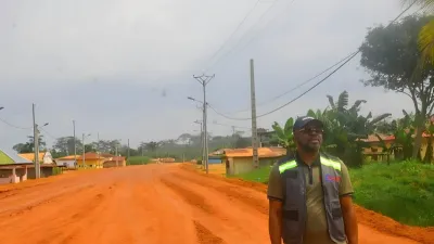 Travaux d'installation des poteaux électriques sur l'axe Oyem-Medzeng