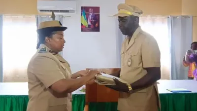 Le nouvel auxiliaire de commandement recevant les attributs de sa fonction des mains de la gouverneure de l’Ogooué-Maritime.