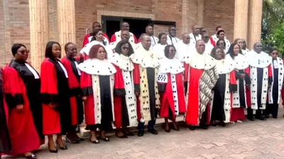 Photo de famille des promus et des membres du Conseil.