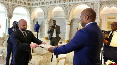 L’ambassadeur de la RCA, Rayan El Akhras, remettant ses lettres de créance au chef de l’Etat