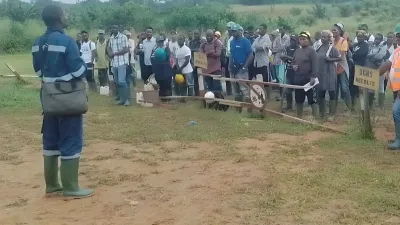 Les nouvelles recrues et les anciens récolteurs sur le site de rassemblement d'Olam à makouké