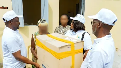 Geste de remise symbolique d’un kit à une centenaire