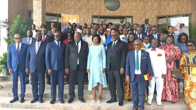 Cérémonie de remise solennelle d'insignes d'honneur aux "artisans du savoir et du développement" au Gabon