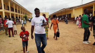 Remise des bulletins de fin d'année à Lambaréné