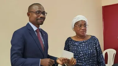 Un instantané de la remise des chèques aux personnes impactées par le projet.
