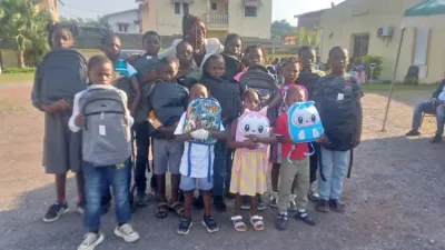 Remise de kits scolaire aux enfants à Franceville