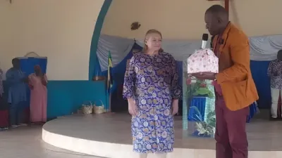 L’Américaine recevant un cadeau du préfet de la Louétsi-Wano.