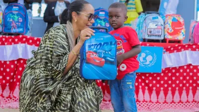 La Représentante de l’UNICEF au Gabon remettant un kit scolaire à un jeune élève Portgentillais.