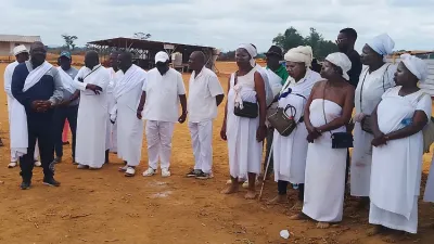 En présence du gouverneur, notables et gardiens de la tradition du clan Dibur-Simbu ont invoqué les mânes pour la bonne poursuite du chantier.