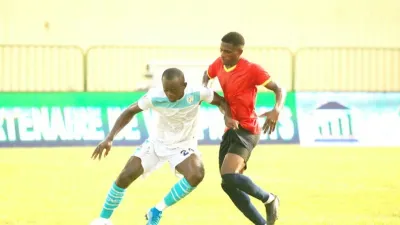 Rosny Mouandja (g),joueur du CMS, aux prises avec Jhovany Nguema de Dikaki