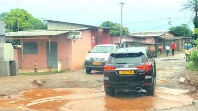 Rue défoncée vers le carrefour Bambouchine