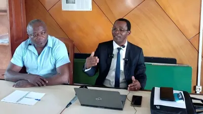 Conférence de presse du Snec, animée par le président de la section UOB, le Pr Mathurin Ovono Ebè, en costume