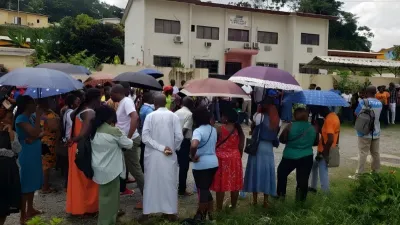 Les enseignants du collectif ‘’SOS-Éducation’’ devant les locaux de la DAP