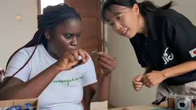 La Japonaise Sachie Ishibashi enseigne son savoir-faire à des jeunes de Lambaréné.
