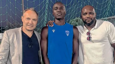 Le coach Migné en compagnie de l’attaquant Makosso.