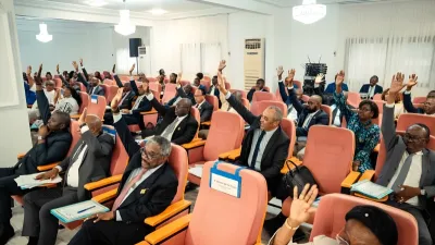 Les sénateurs adoptant le nouveau Règlement de leur institution