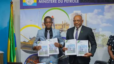 Le ministre du Pétrole et le DGA de Koreg lors de la signature de l’accord d’exploration en avril 2024.