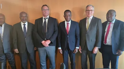 Le ministre des Mines, Sosthène Nguema Nguema et David Wargo, manager général de SCP Resource Finance