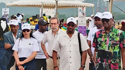 Le staff dirigeant de l’École des mines et de la métallurgie visitant les stands lors de la journée portes ouvertes