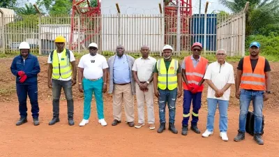 Les techniciens de Gabon Télécom accompagnés du maire de Lébamba.