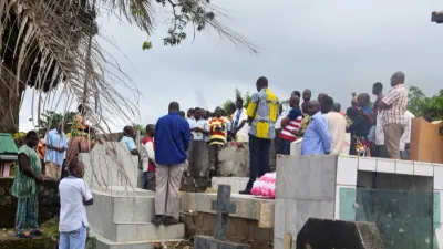 La commémoration de la fête de la Toussaint 2017 au cimetière de Lalala. Un tombeau dont la dalle a cédé du fait de l'usure.
