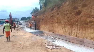 Les ouvriers érigeant le mur de sécurisation au niveau des Charbonnages.