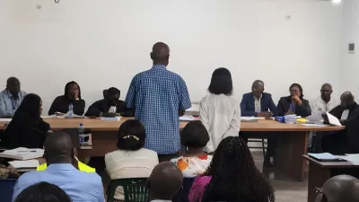 La victime soutenue par son père, devant le tribunal.