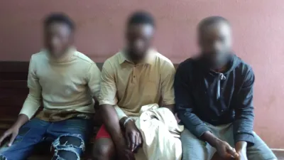 Les trois gangsters qui réfléchissent sur leur sort au Peloton.