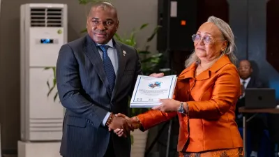 Ulrich Manfoumbi Manfoumbi, ministre des transports reçoit les résultats de l’Enquête nationale sur l’emploi et le chômage (ENEC 2024)